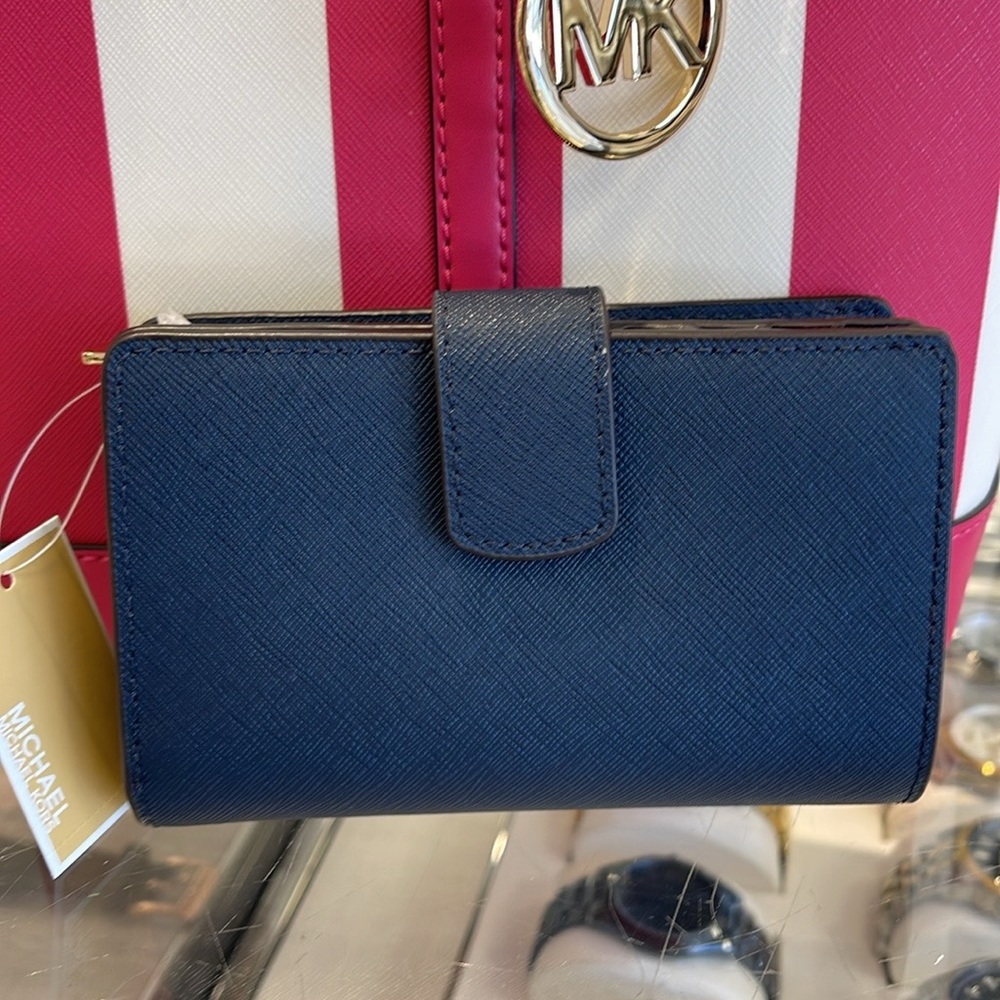 MICHAEL KORS
Medium Jet Set Travel Crossgrain Leather Bifold Zip Wallet
Navy
NWT - Picture 4 of 16